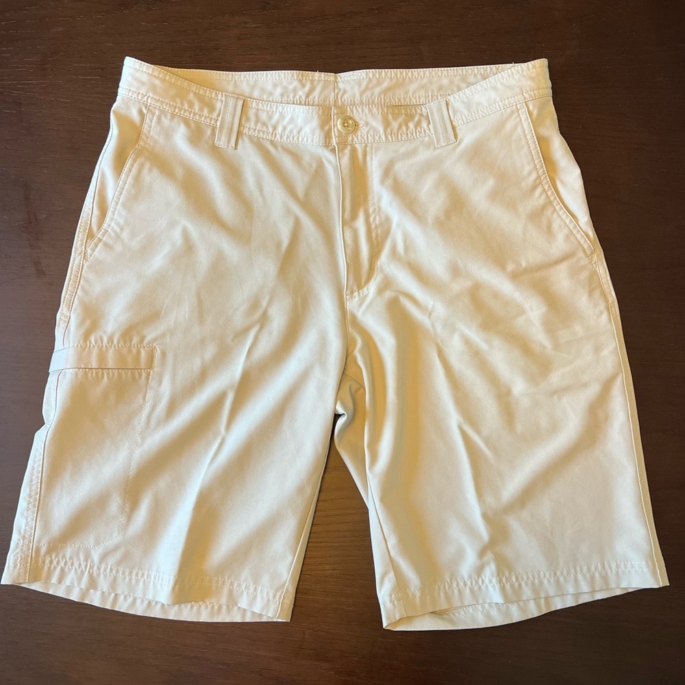 Columbia men’s regular fit lightweight shorts. Size 34 waist; 10 inch inseam.